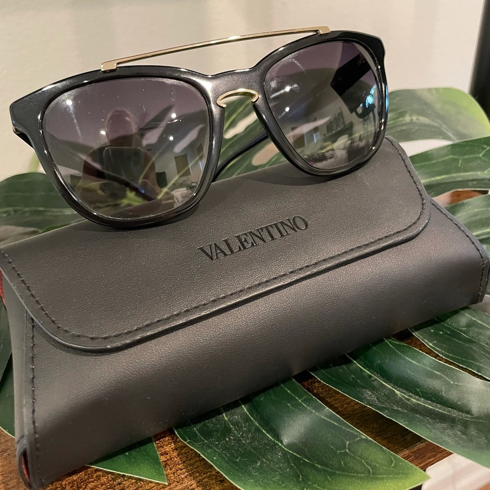 Valentino Women`s Sunglasses LIKE NEW 🕶